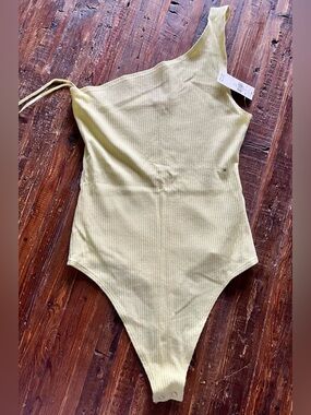 American Eagle One-Piece Asymmetric Ribbed Bodysuit - Light Yellow Sz M NWT